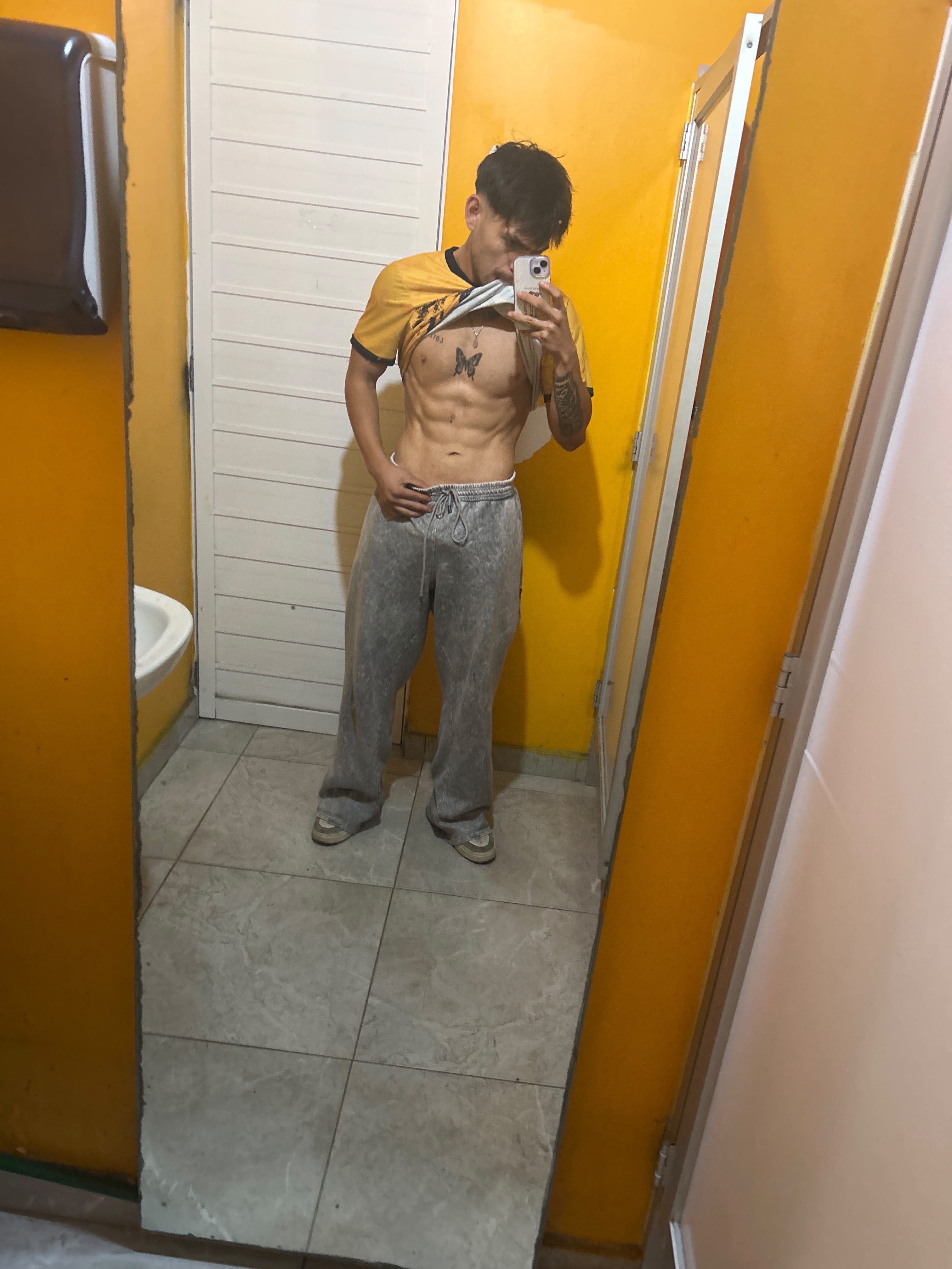 Abdomen marcado en foto de espejo