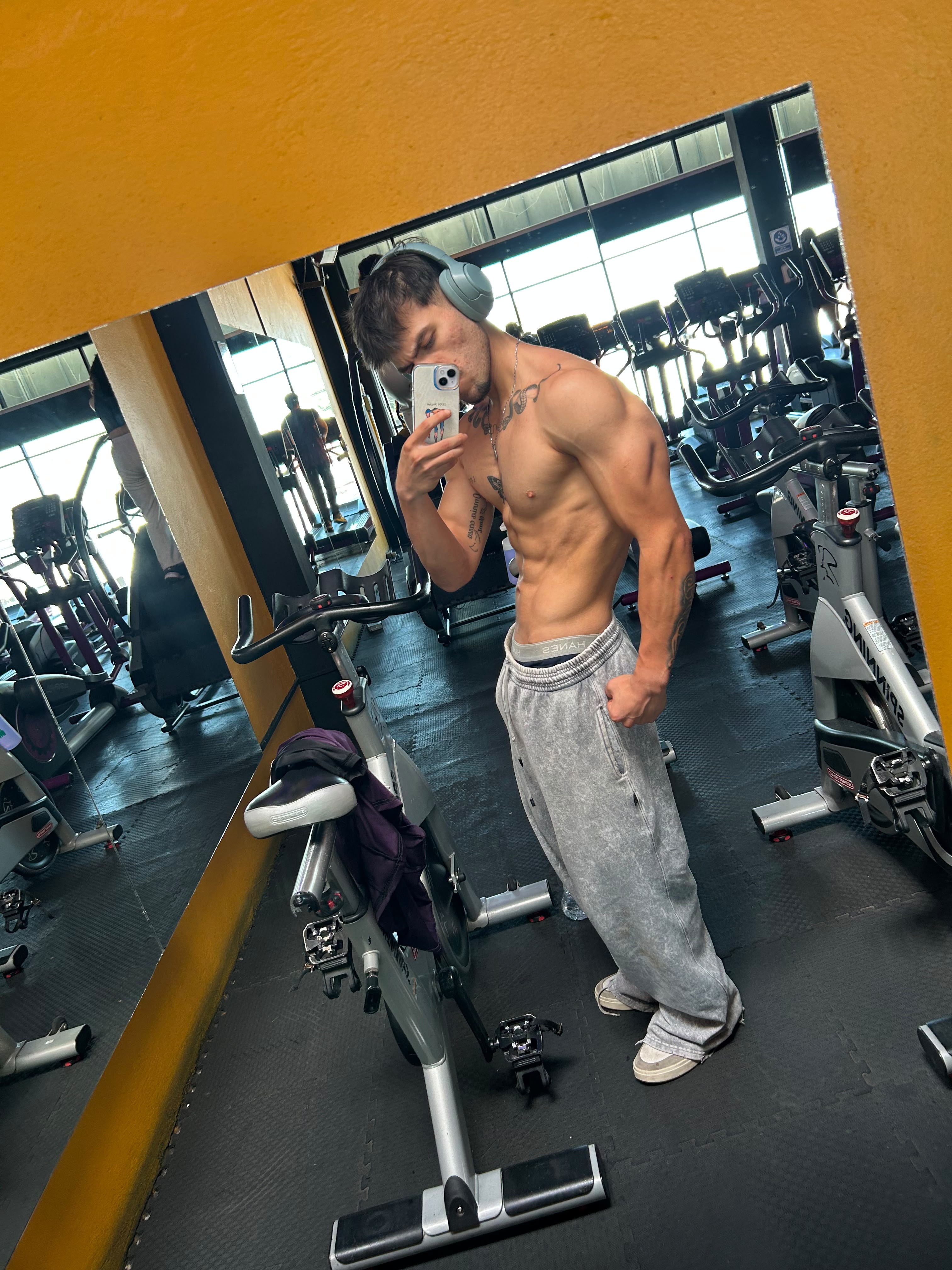 Entrenando en el gimnasio, mostrando definición muscular