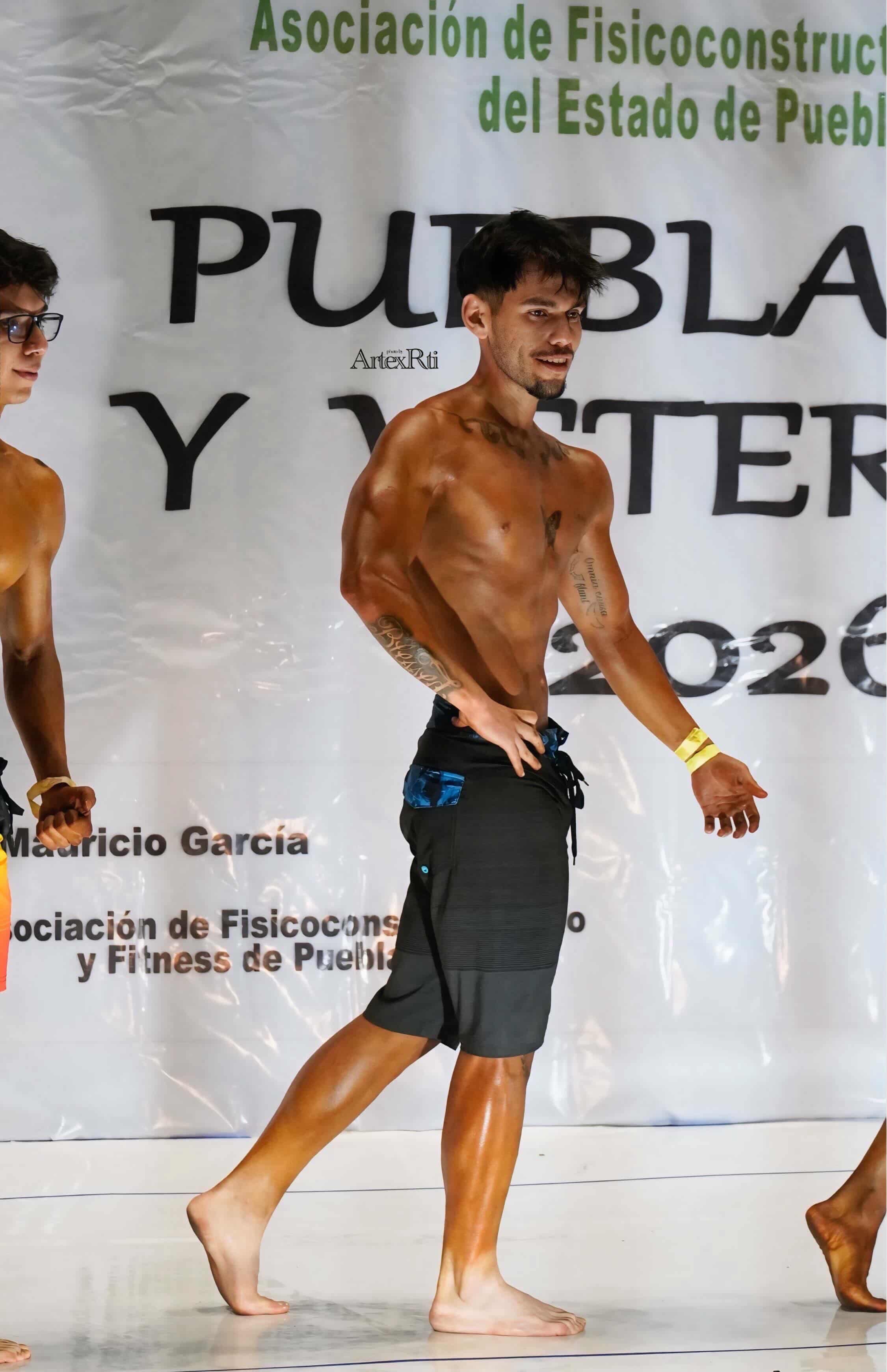 En la tarima de una competencia de fisicoconstructivismo